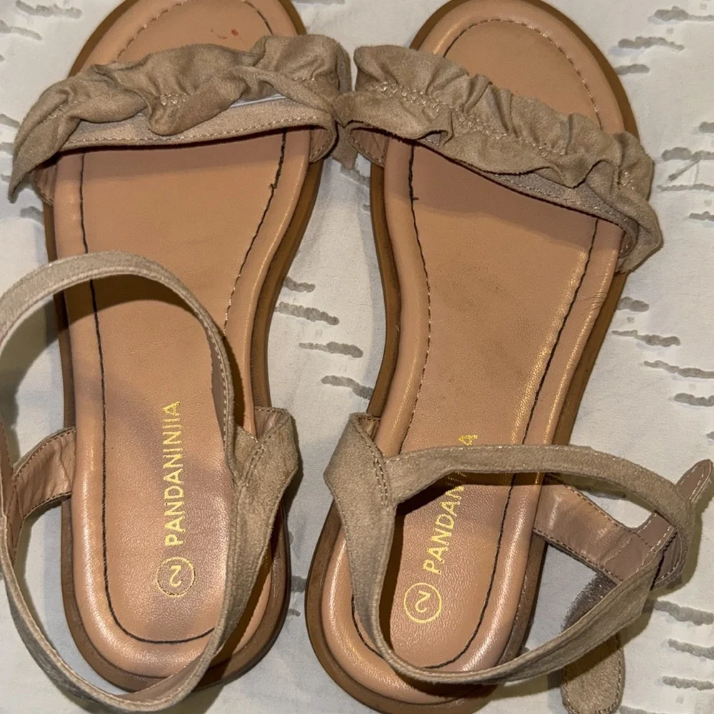EUC Girls Beige Tan Sandals Open Toe Ruffles Dress Summer Size 2 Ankle Strap